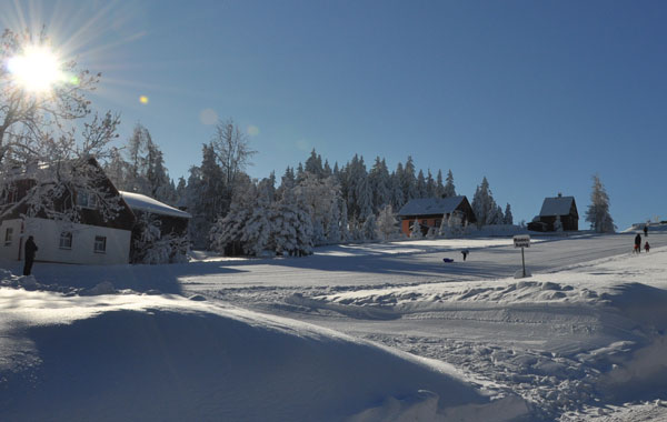 Verschneiter Skihang in Tellerhäuser